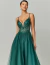 Vestido de festa longo verde musgo Evalisse com bordado, alças finas e saia de tule, ideal para madrinhas, formandas e eventos especiais.