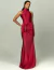 Mulher vestindo vestido longo marsala de gola alta, modelo Fierce, com detalhe franzido e botões dourados na cintura, ideal para festas e eventos elegantes.