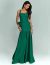 Mulher vestindo vestido de festa longo verde com laço, modelo elegante ideal para madrinhas ou convidadas de casamento.