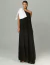 Modelo vestindo vestido longo preto com laço branco no ombro, estilo elegante, ideal para festas e eventos formais.