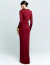 Mulher vestindo um vestido longo marsala de mangas compridas, vista de costas. Modelo do Vestido Glendora Marsala.