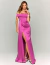 Mulher vestindo um vestido de festa longo fúcsia ombro a ombro com fenda, ideal para madrinhas, formaturas e casamentos.