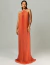 Mulher vestindo vestido de festa longo terracota com decote triangular e modelo plissado, ideal para madrinhas, convidadas de casamento e formatura.