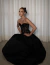 Vestido longo preto elegante com corpete rendado e saia volumosa, ideal para formandas, back tie