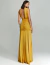 Vestido de festa longo amarelo com drapeado na cintura e costas abertas, modelo elegante estilo sereia.