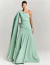 Vestido de festa longo ombro único na cor menta claro, modelo Jasper, com caimento elegante e detalhe drapeado.