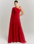 Mulher vestindo vestido de festa longo vermelho ombro único Jasper
