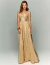 Vestido Kiev Dourado elegante em modelo feminino, com design tomara que caia e detalhes plissados.