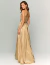 Mulher vestindo um vestido longo dourado, tomara que caia, modelo Kiev.