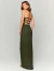Mulher usando um vestido de festa longo tomara que caia verde musgo, modelo Lerida, vista de costas, com detalhes de tiras nas costas e tecido elegante.