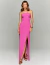 Mulher vestindo um vestido de festa longo tomara que caia rosa com fenda frontal, ideal para eventos sofisticados.