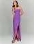Mulher vestindo vestido de madrinha lilás modelo Lerida, tomara que caia, com fenda frontal, ideal para festas e casamentos.