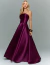 Mulher vestindo vestido de festa longo marsala com saia fluida, modelo ombro a ombro, da coleção Liberec.