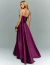 Vestido de festa longo marsala Liberec com saia fluida, modelo tomara que caia visto de costas.