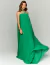 Mulher usando um vestido de festa longo tomara que caia com echarpe na cor verde bandeira.