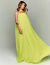 Vestido de festa longo tomara que caia com echarpe na cor lima, modelo elegante e sofisticado.