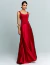 Mulher vestindo vestido de festa longo liso vermelho Lina, com alças largas, modelagem elegante e caimento sofisticado.