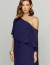 Vestido longo de um ombro só na cor azul noite, usado por modelo com cabelos castanhos e acessórios dourados.