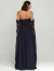 Mulher vestindo um vestido longo ombro a ombro azul noite, visto de costas