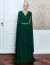 Mulher vestindo vestido longo verde floresta com detalhes brilhantes na cintura, ideal para festas, madrinhas e eventos especiais.