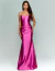 Modelo vestindo um vestido longo pink com decote coração da Sollar.