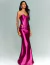 Mulher vestindo o Vestido Decote Coração Pink Sollar, longo, em tecido brilhante, com recortes laterais e decote em formato de coração.