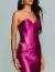 Mulher vestindo vestido pink com decote coração e recortes laterais, modelo Vestido Decote Coração Pink Sollar.