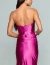 Vestido Decote Coração Pink Sollar visto de costas, destacando tecido acetinado e detalhes de costura.