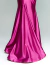 Vestido longo pink com decote coração da marca Sollar, feito de tecido acetinado.