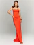 Mulher vestindo vestido de festa longo com corset laranja, modelo tomara que caia, estilo sereia, ideal para madrinha ou convidada de casamento e formatura.