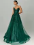Vestido de festa longo bordado verde floresta Lunara com alças finas e saia rodada, exibido por uma modelo em fundo neutro.