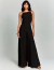 Mulher vestindo macacão frente única preto radiante, com alças finas e calça pantalona, ideal para eventos especiais.