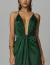 Vestido de festa longo de cetim verde floresta Maldivas com decote profundo e alças finas, ideal para eventos elegantes.