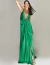 Modelo usando um vestido de festa longo de cetim verde Maldivas com decote profundo.