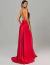 Modelo usando um vestido de festa longo de cetim vermelho Maldivas, com alças finas e costas abertas.