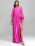Mulher vestindo vestido de festa longo pink, com um ombro só e detalhe de fivela brilhante na cintura.