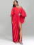 Mulher vestindo um vestido de festa longo vermelho, modelo um ombro só, com fenda lateral e detalhe brilhante na cintura.