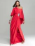 Mulher usando um vestido de festa longo vermelho, de um ombro só, com detalhe brilhante na cintura.