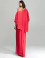 Mulher usando vestido de festa longo vermelho de um ombro só, com design elegante e moderno.