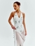 Vestindo um vestido longo de chiffon branco com detalhes brilhantes ideal para o reveillon