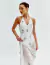 Vestindo um vestido longo de chiffon branco com detalhes brilhantes ideal para o reveillon