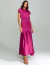 Mulher usando Vestido Midi Fluido Fúcsia Nocturne Charm