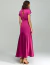 Mulher vestindo um vestido midi fluido fúcsia Nocturne Charm visto de costas.