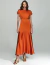 Mulher vestindo um vestido midi fluido terracota Nocturne Charm.