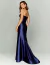 Vestido de festa longo azul marinho com busto drapeado, modelo olhando para trás.