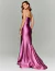 Mulher usando um vestido de festa longo rosa com busto drapeado, em um fundo neutro.