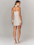 Mulher vestindo um vestido de festa curto nácar off white, com alças finas e detalhes brilhantes, vista de costas.
