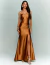 Mulher vestindo um vestido de festa longo estilo sereia na cor terracota.