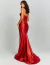 Mulher usando vestido de festa longo vermelho com saia sereia