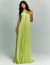 Mulher usando vestido de festa longo plissado na cor lima.